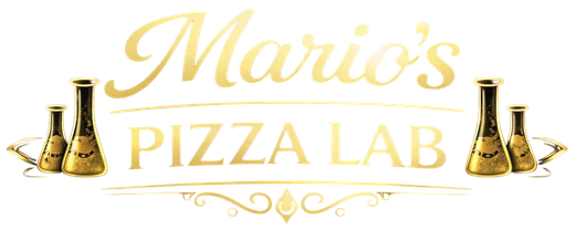 Logo di Mario's Pizza Lab con scritta dorata e dettagli a tema pizza su sfondo bianco.