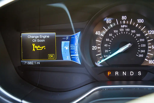 cek aturan ganti oli mesin mobil berapa km