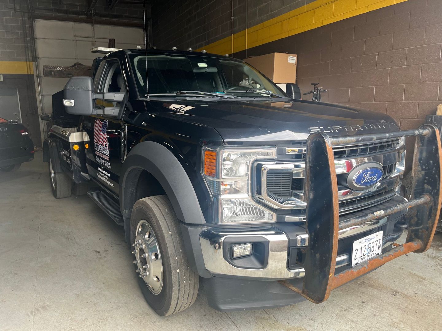 Image of a tow truck with American Junk Car Buyers logo