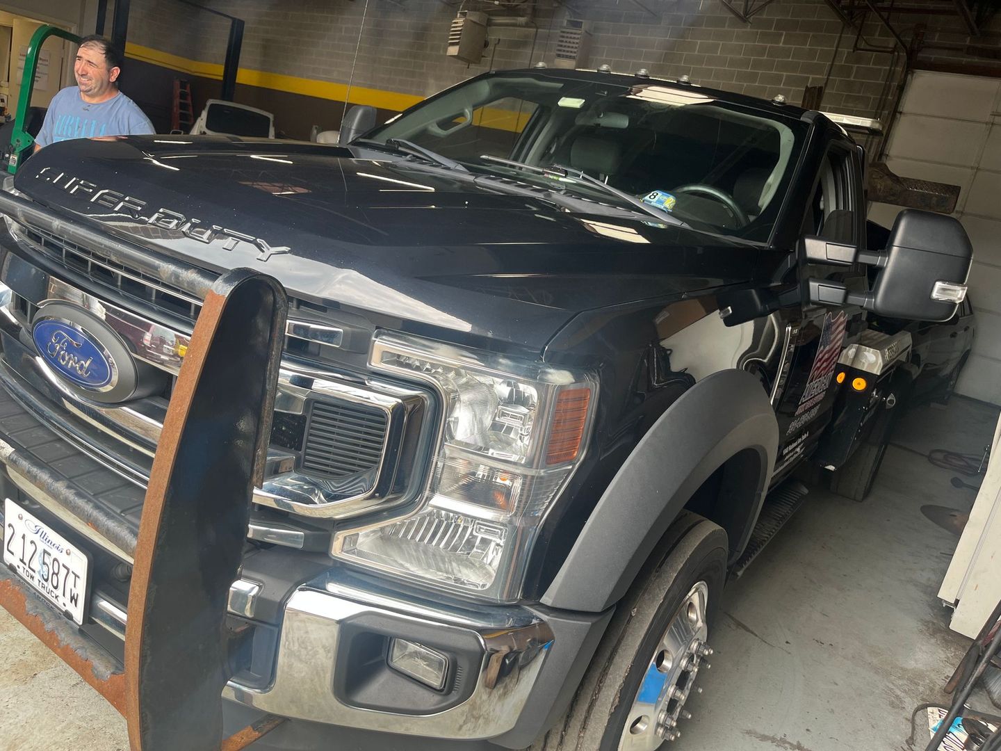 Image of a tow truck with American Junk Car Buyers logo
