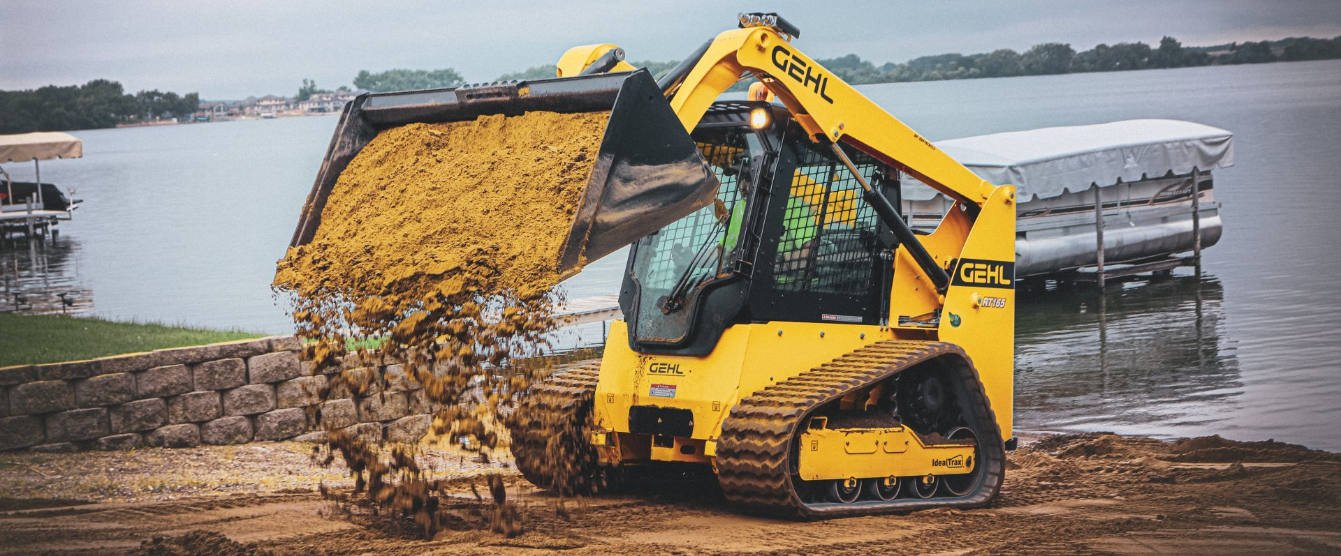 gehl rt165 track loader photo digging in sand