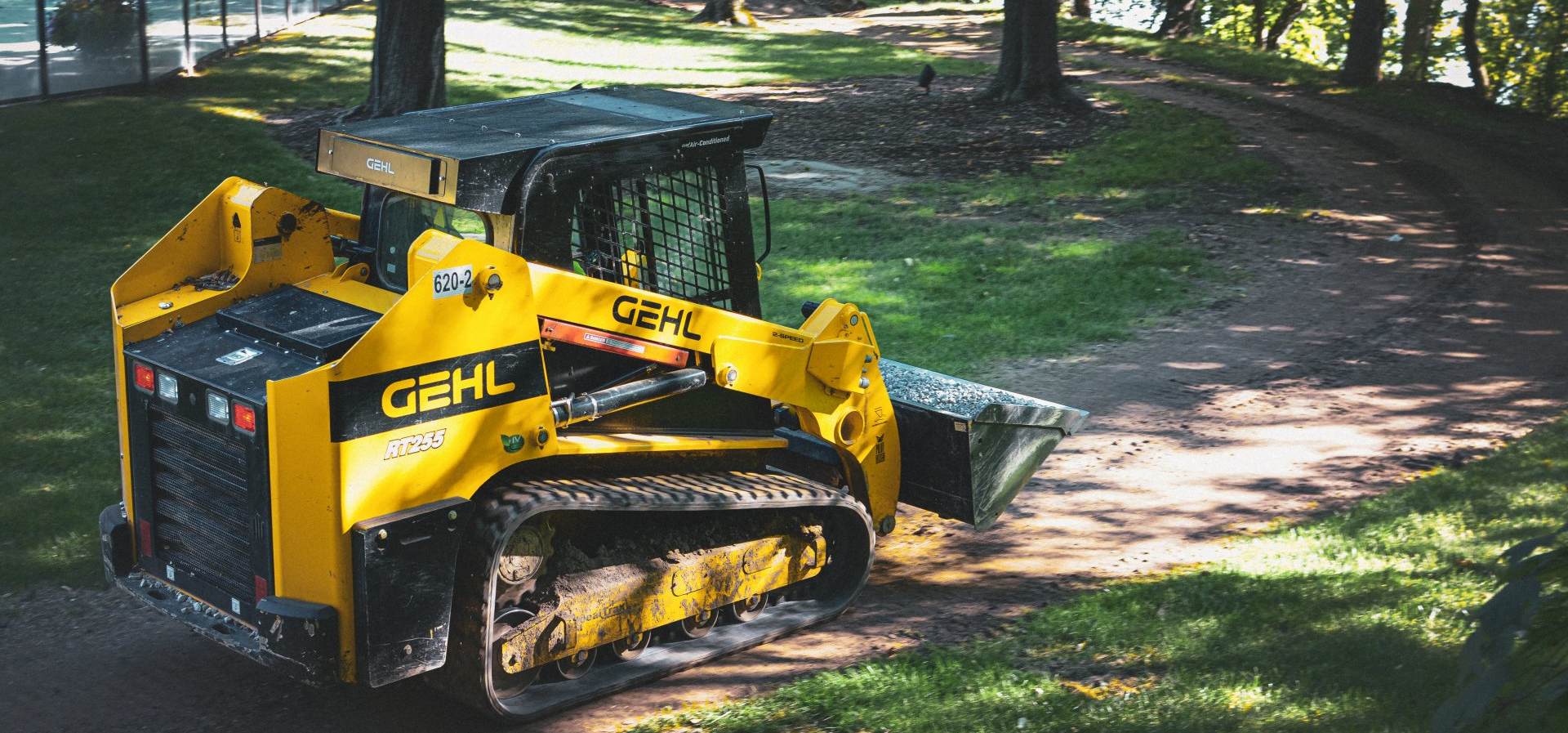 gehl rt255 track loader photo pushing gravel