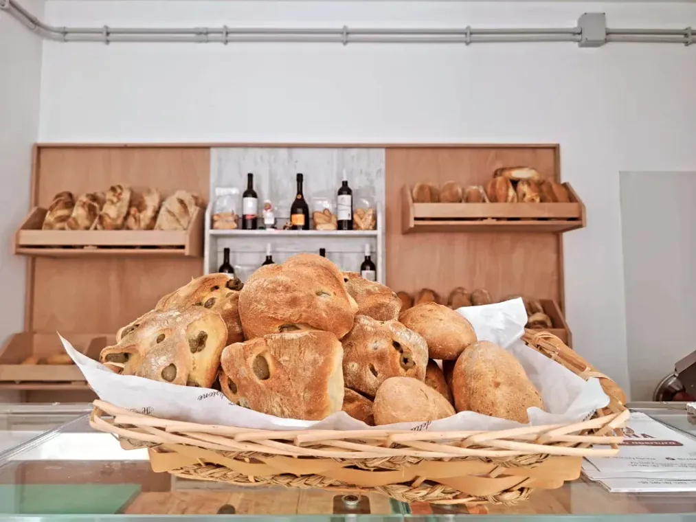 Cestino di pane sul bancone del panificio.
