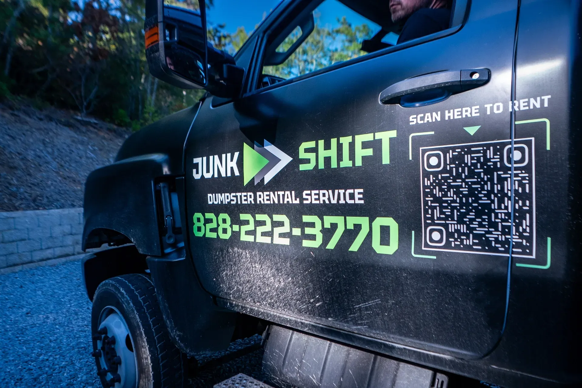 A graphic showing how to rent from swift dumpsters.