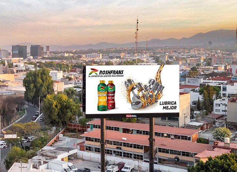 Valla publicitaria de lubricantes Rontrans sobre un paisaje urbano. Muestra botellas de aceite, el flujo del aceite y la frase