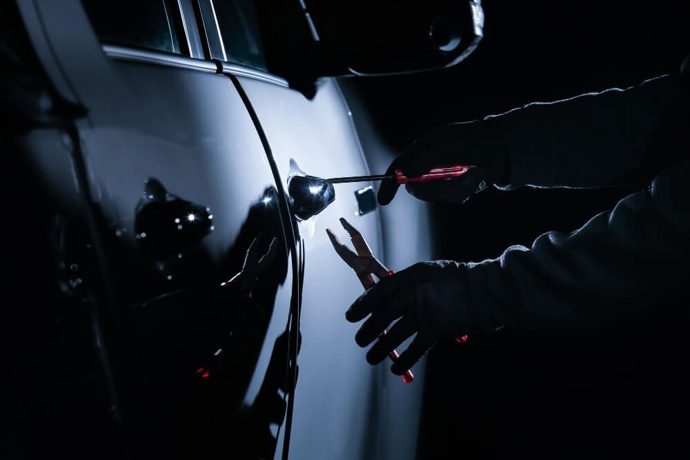 אימובילייזר מאמר car-thief-using-tool-break