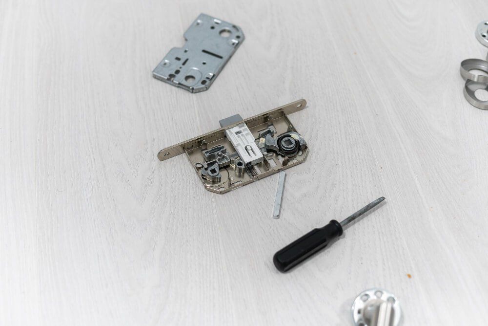 מנעולנים בנתניה מאמר door-lock-repair-assembley