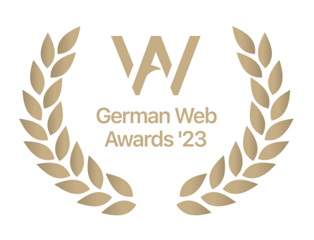 Ein goldener Lorbeerkranz mit der Aufschrift „German Web Awards ’23“.