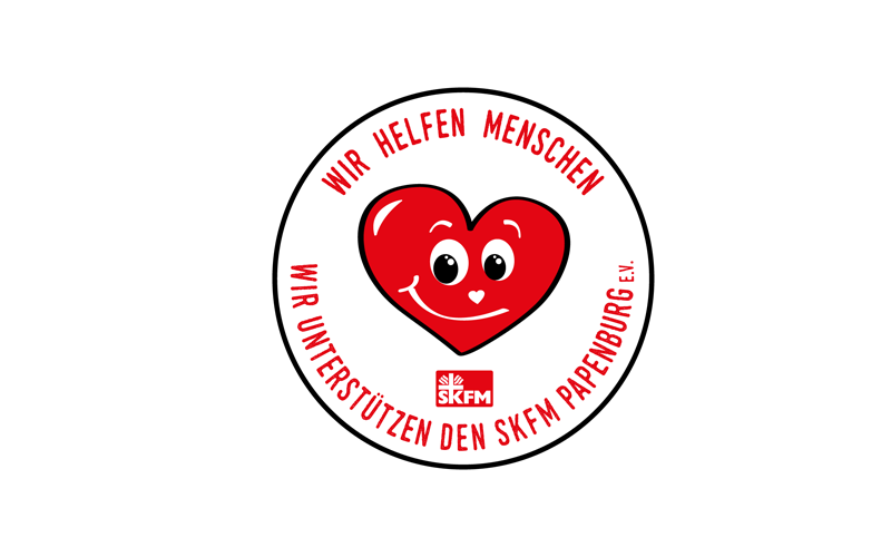 Ein rotes Herz mit einem lächelnden Gesicht in einem Kreis mit der Aufschrift „Wir helfen Menschen“ SKFM Logo