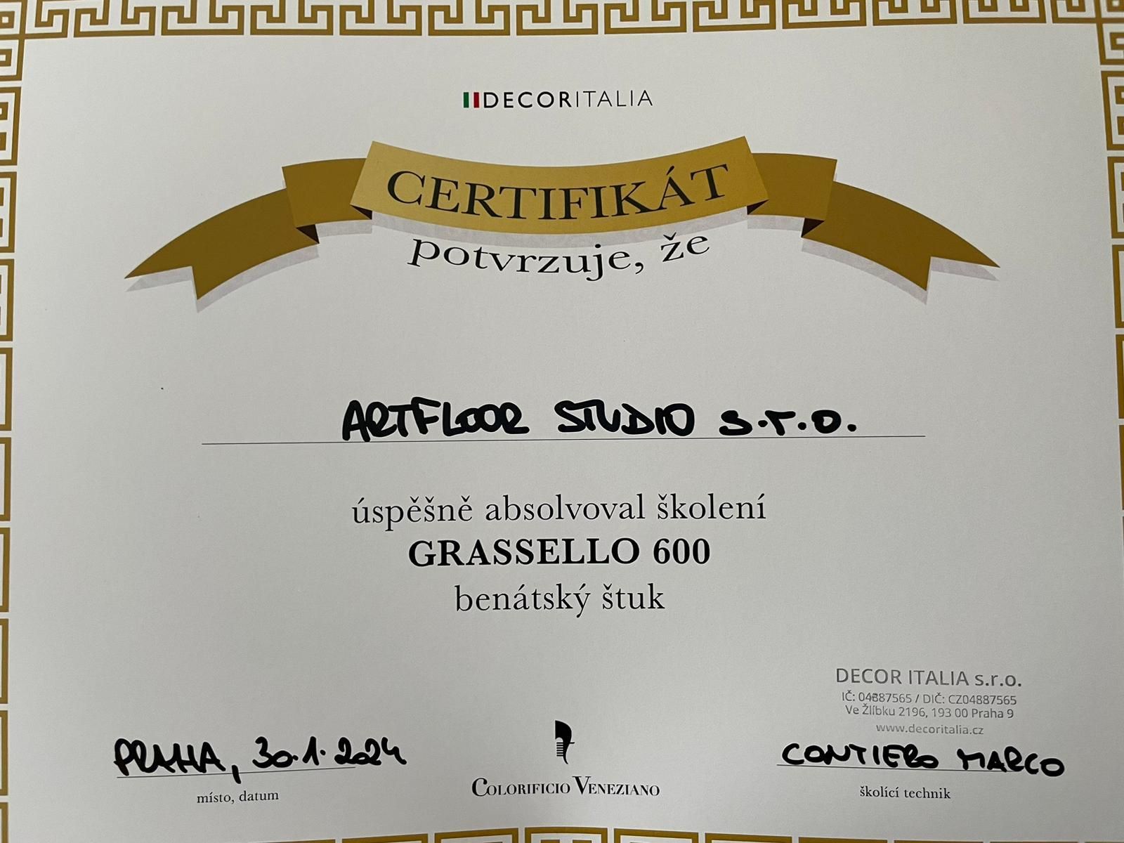 Dekorativní certifikát se zlatou stuhou a slovenským textem na béžovém pozadí