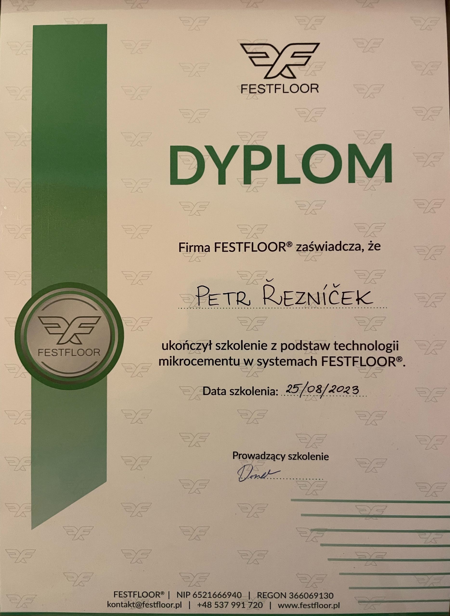 Zeleno-béžový diplom s polským textem a kulatým emblémem pečeti