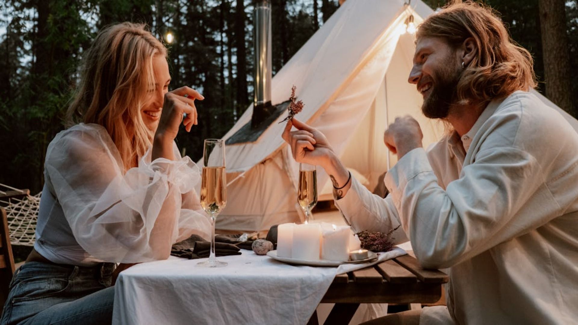 una pareja conversando