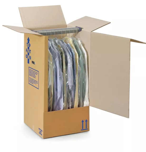 Scatola di cartone per armadio con vestiti appesi, pronta per essere traslocata.