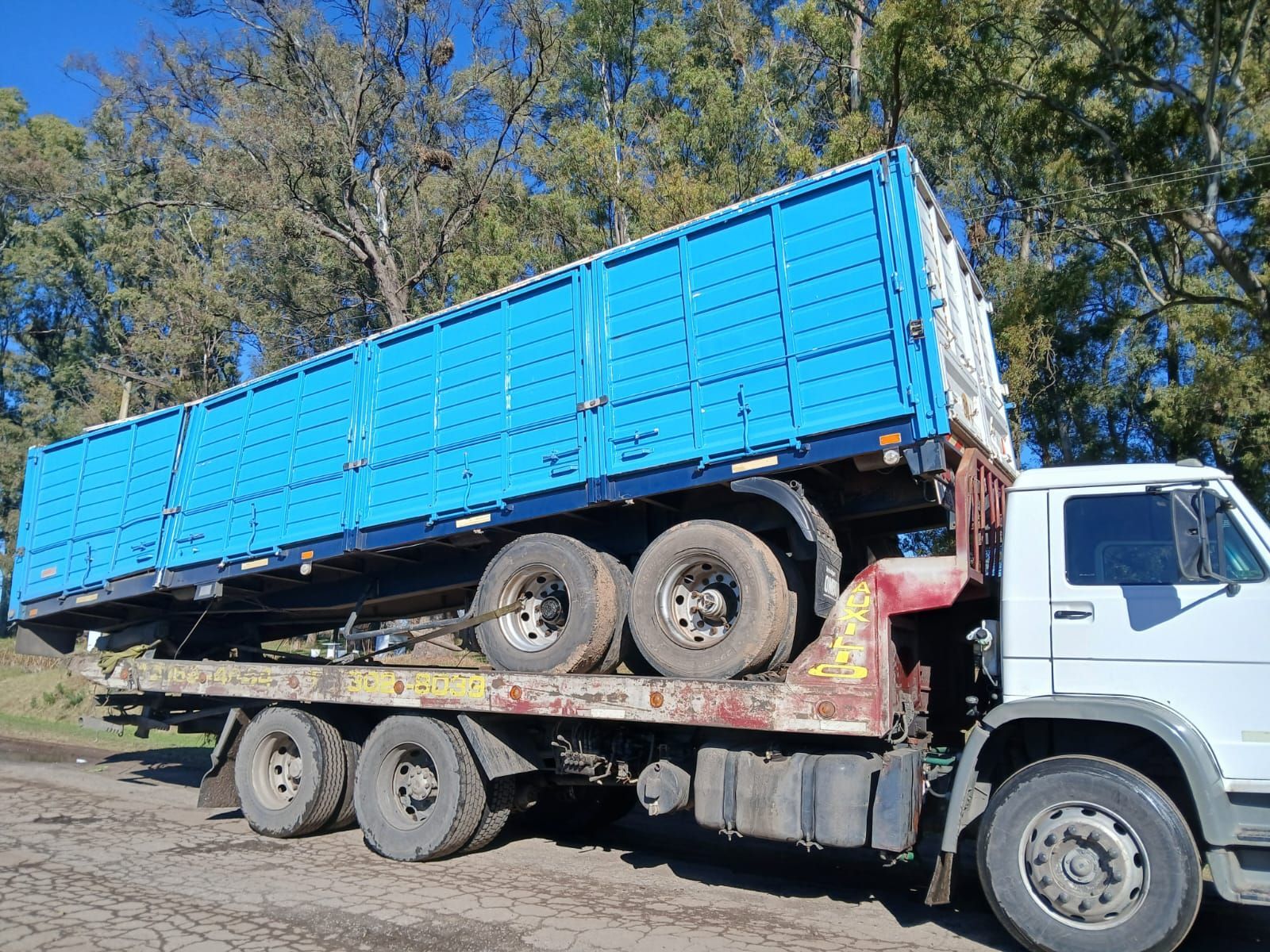 Remolque de volcadora y carrocerías en un traslado especializado.