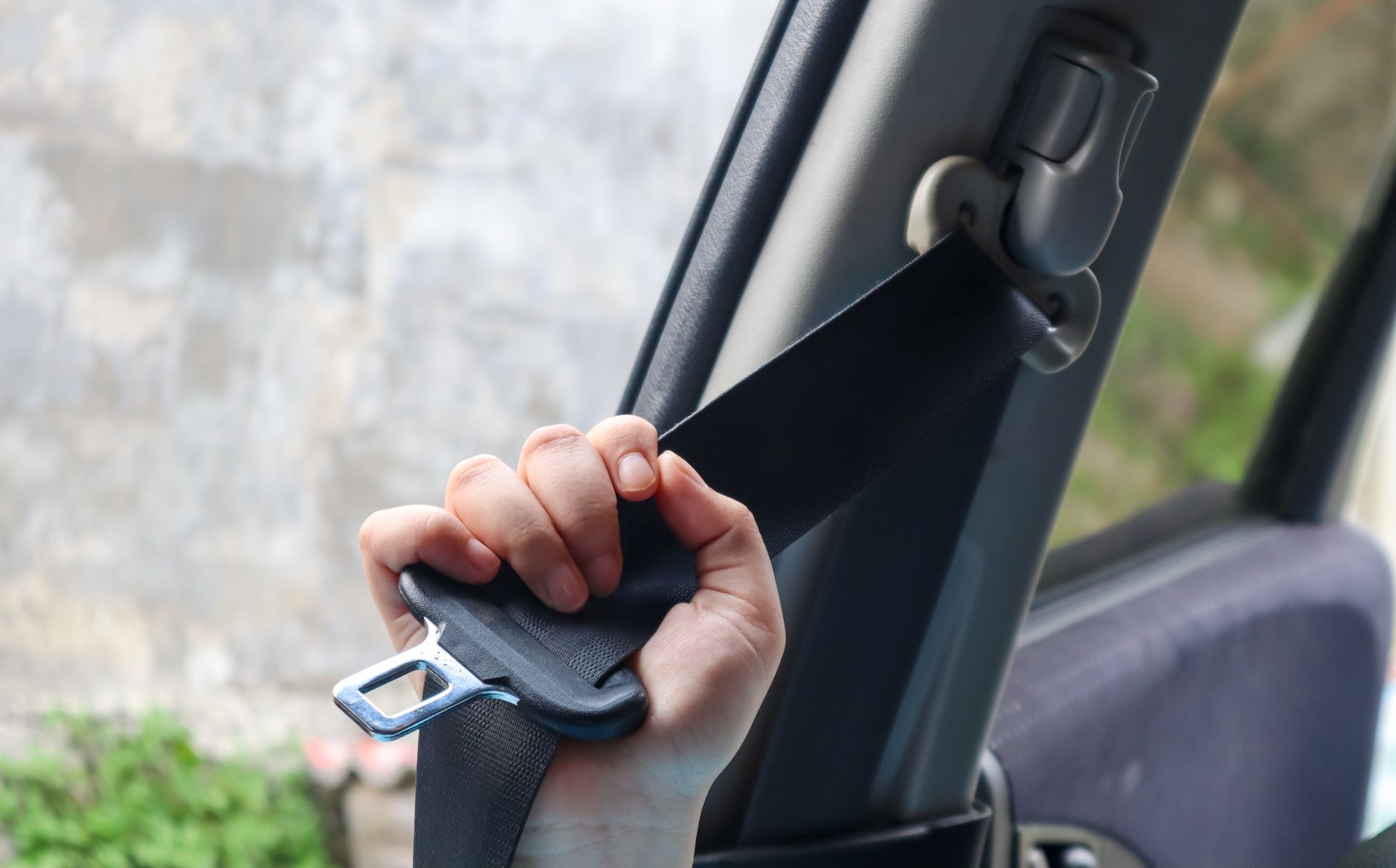 Why Does a Seat Belt Retractor Stop Pulling the Belt Back In? | Duffy's Auto Service
