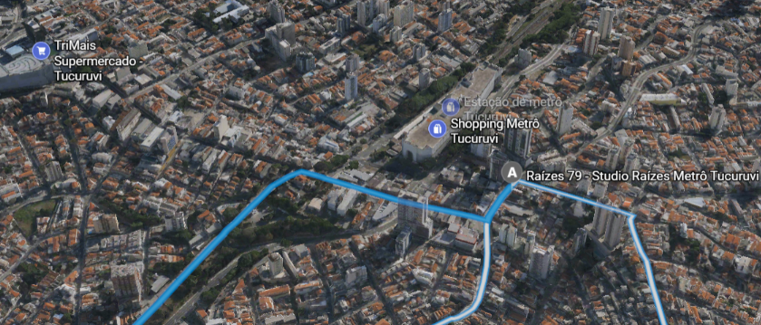 Mapa aéreo da cidade com uma linha azul serpenteando por ruas urbanas densas.