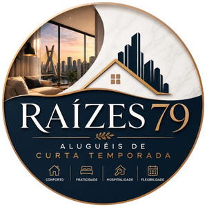 Logo circular da Ra&iacute;zes 79 para aluguel de curta temporada, com skyline, interior aconchegante e &iacute;cones de hospedagem.