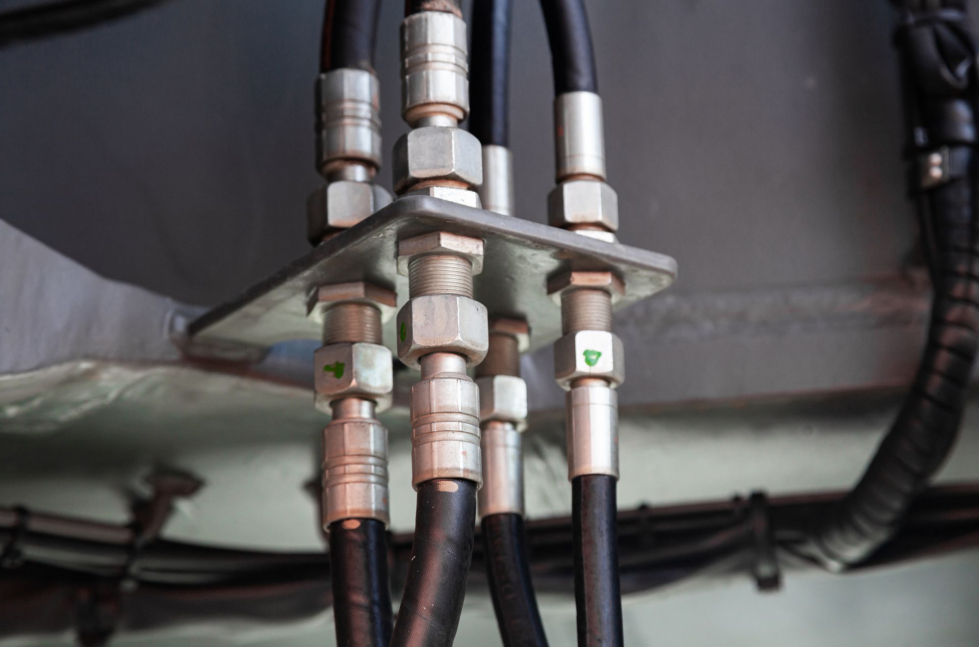 High-pressure hydraulic hose system connected with steel pipes and connected to the system