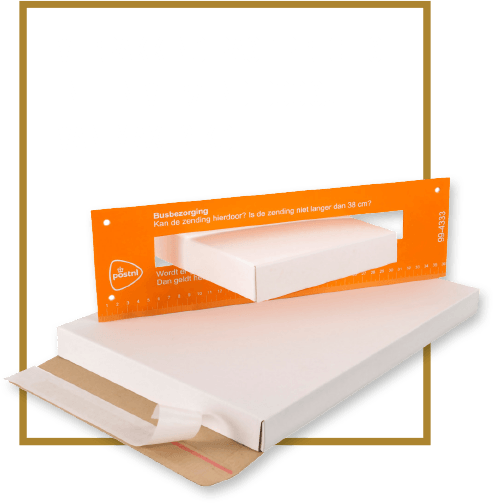 Een witte doos met een oranje label met de tekst 'pakket' erop