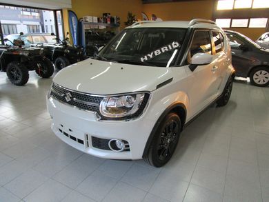 SUV ibrido bianco in esposizione in uno showroom