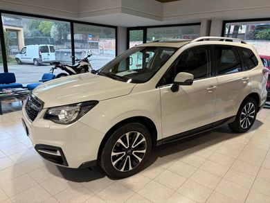 SUV bianco esposto in uno showroom, visto dalla parte anteriore sinistra.