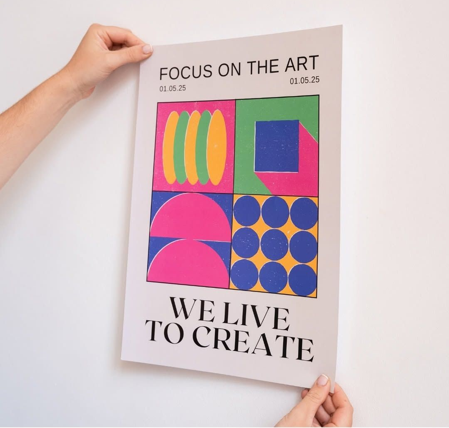 Mani che reggono un poster artistico colorato con le scritte 