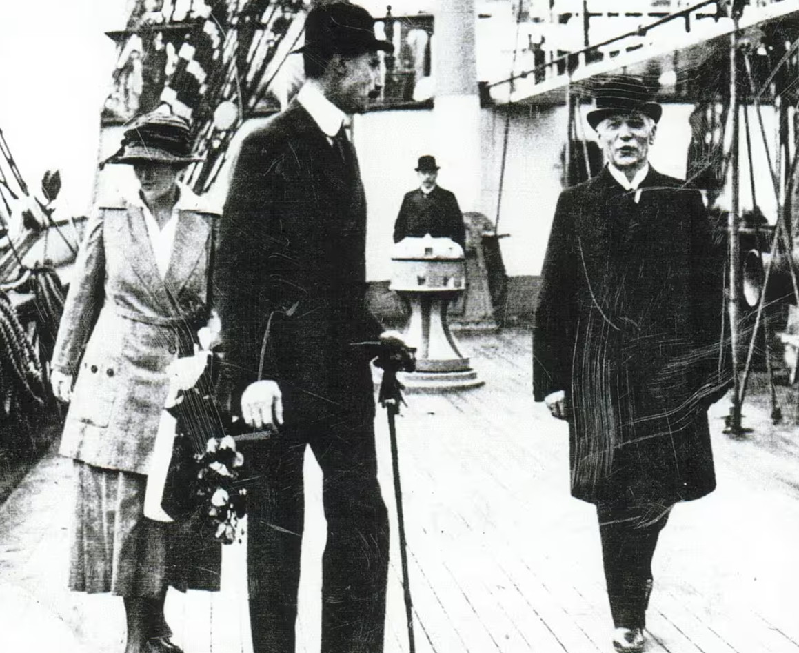 Kong Christian X og Dronning Alexandrine med H. N. Andersen ombord på ØK's skoleskib i 1920.