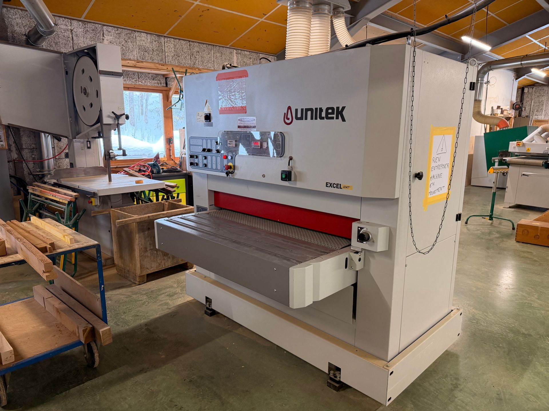 Grande ponceuse industrielle de marque « Unilek » dans un atelier.