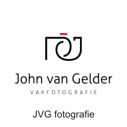 Logo van John van Gelder fotografie: camera-icoontje boven de tekst