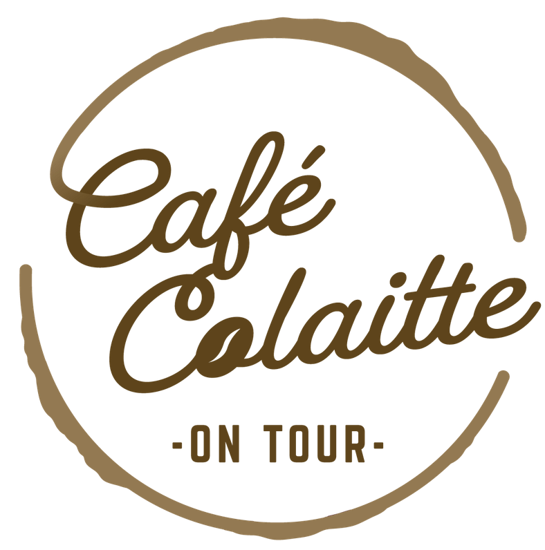 Logo van Brown Cafe Colaitte in een cirkel met koffievlekken;