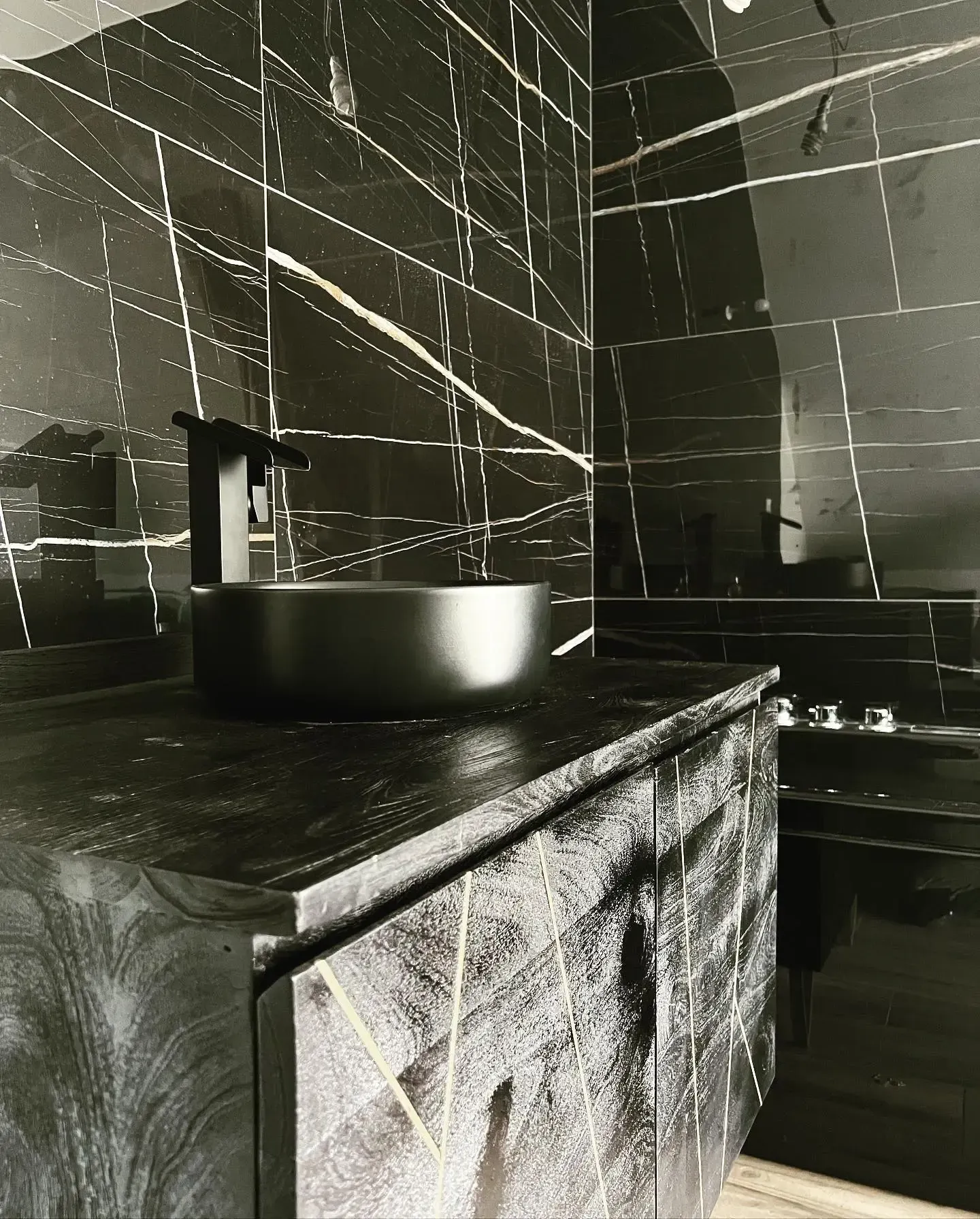 une photo en noir et blanc d'une salle de bain avec lavabo.