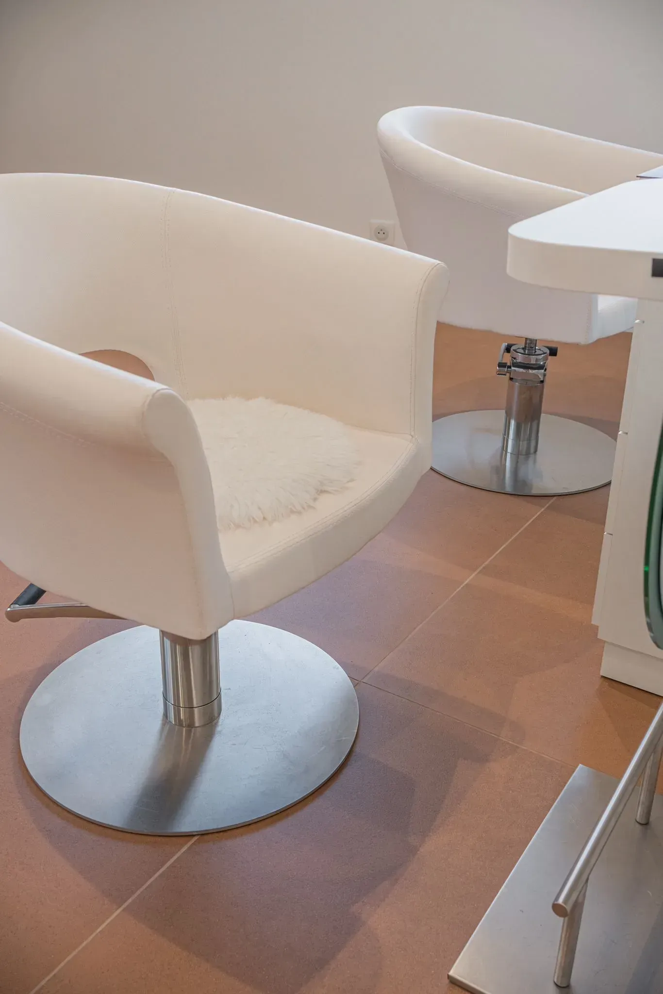 deux chaises blanches sont assises l'une à côté de l'autre dans une pièce.