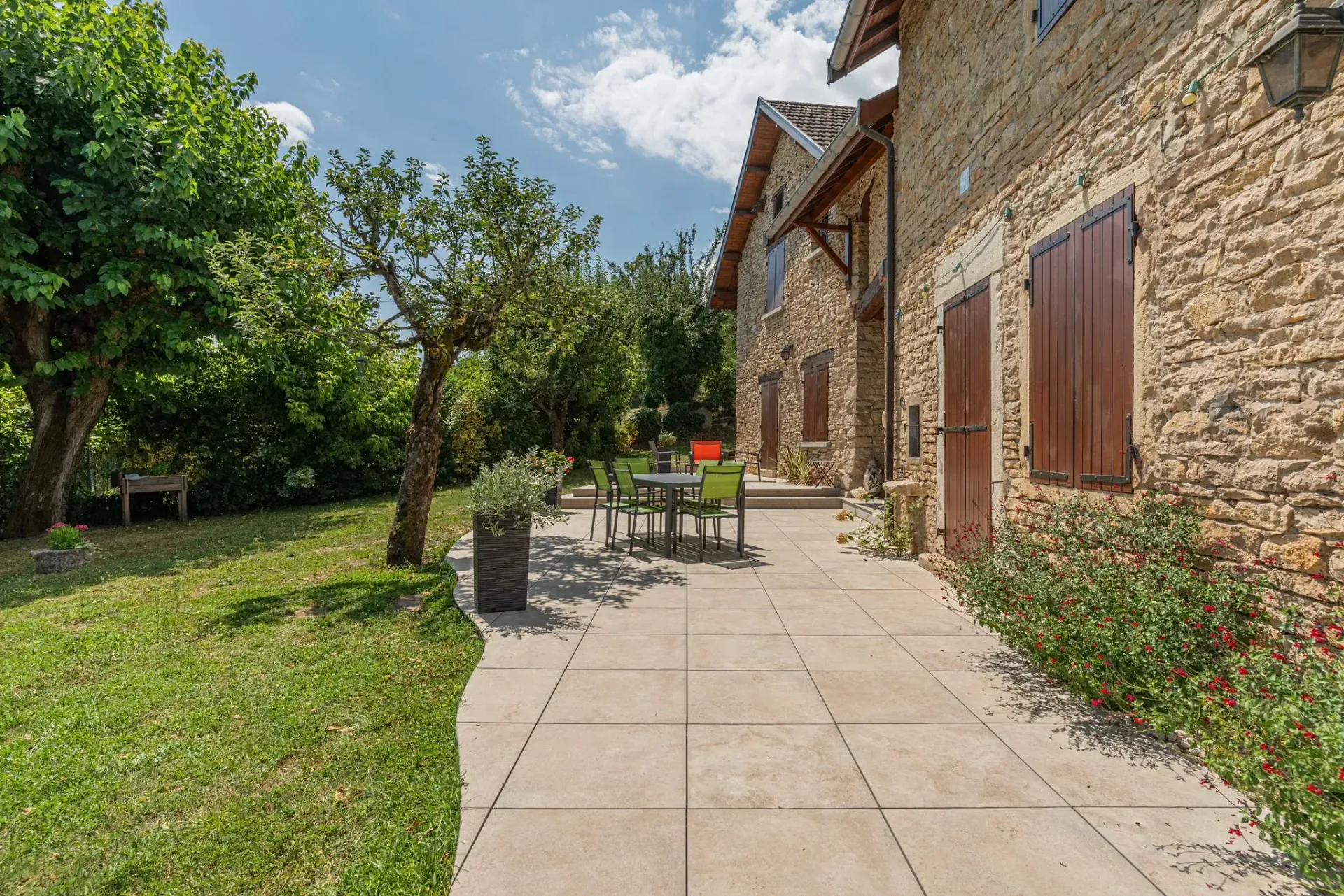 un bâtiment en pierre avec un patio devant