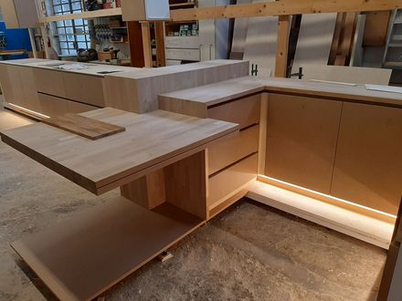 In una stanza c'è un tavolo di legno appoggiato su un pavimento di legno.