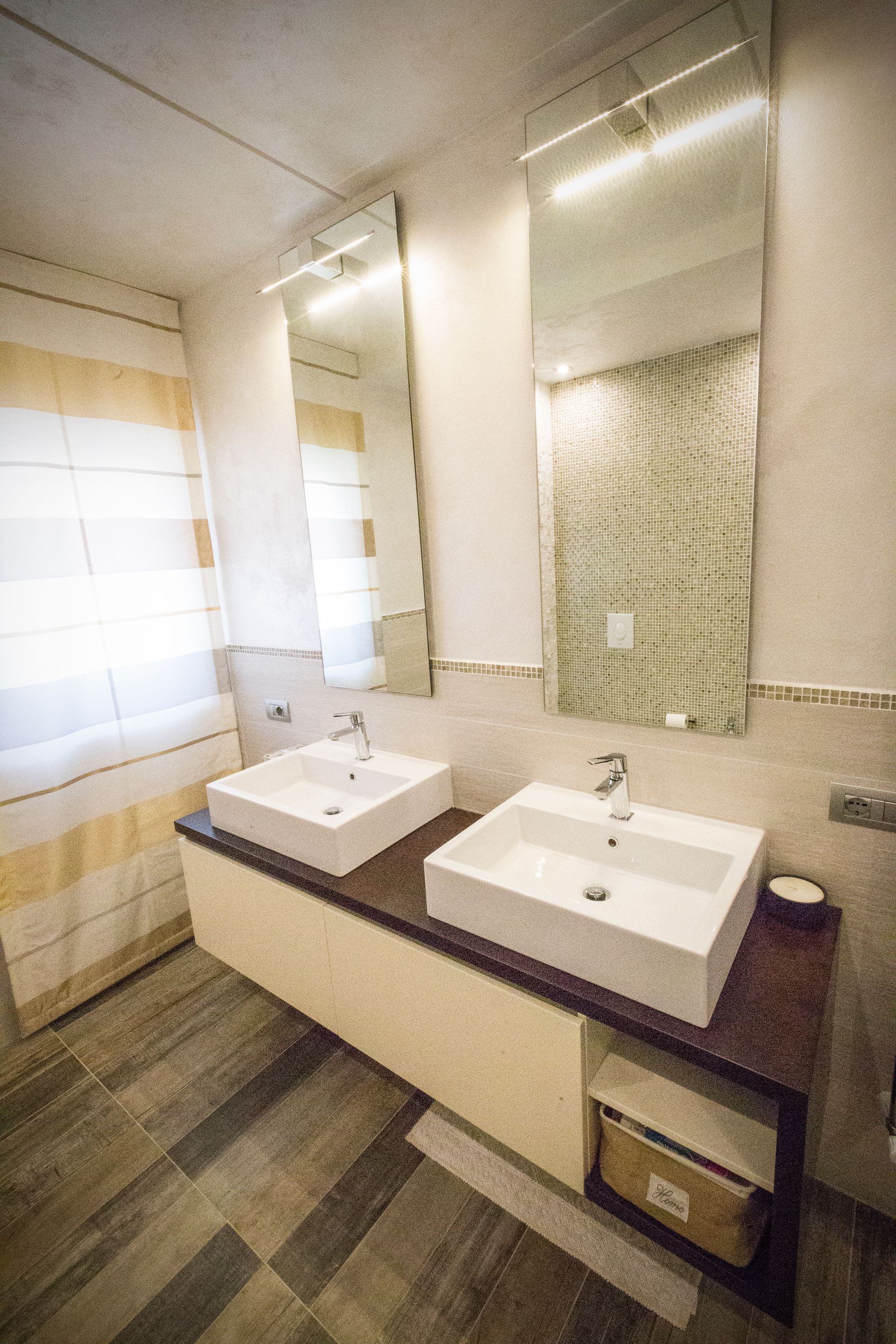 Un bagno con due lavandini e uno specchio.