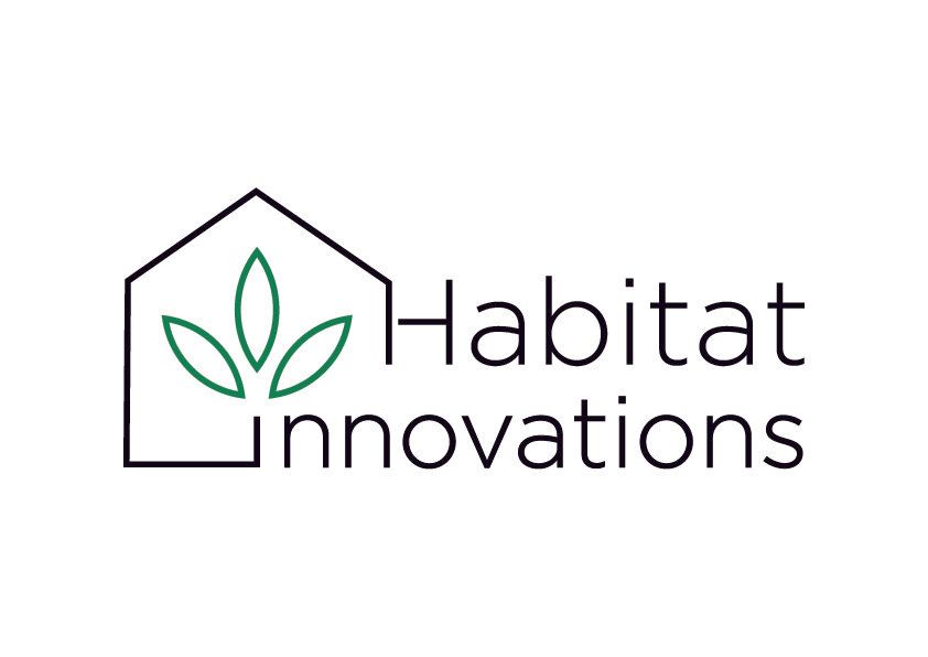 Logo voor Habitat Innovations. Zwarte huiscontouren met groene bladeren erin. De tekst 