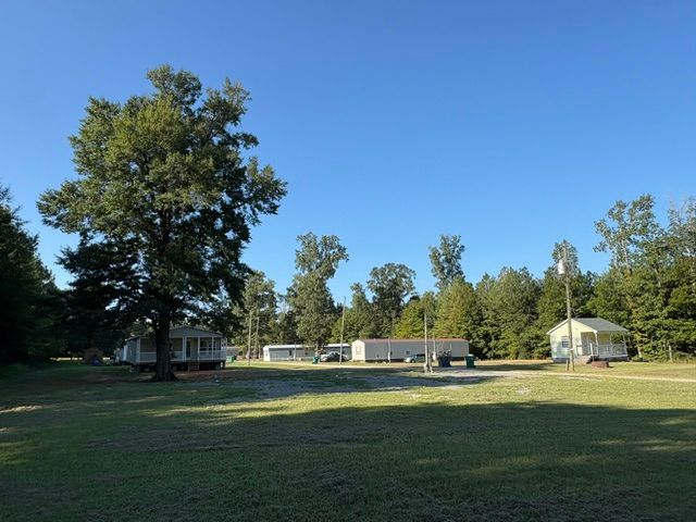 Peaceful community setting at Hickory Lane