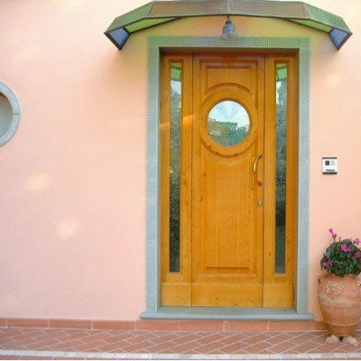 portoncino in legno massello con elementi a specchio