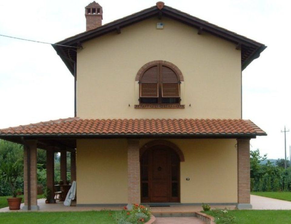 casa con persiane in legno