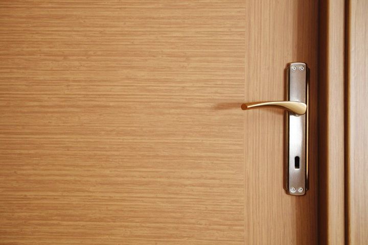 dettaglio porta in legno