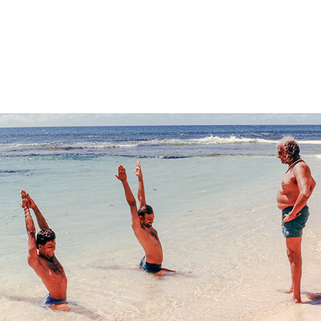 16_BKS_teaches_beach_Hanumanasana