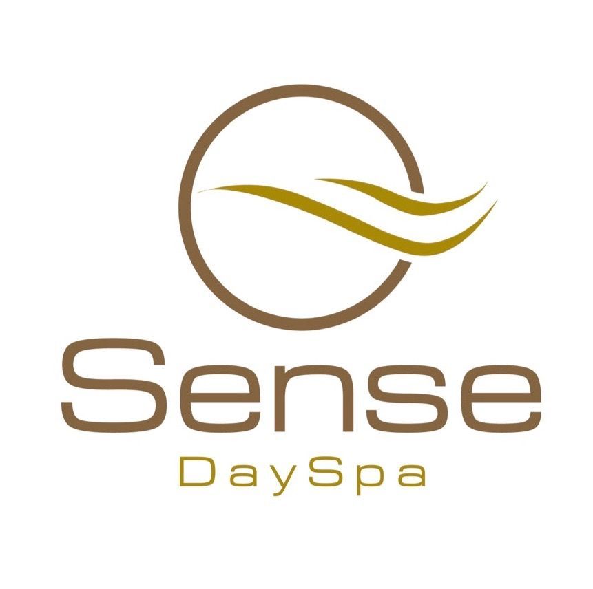 Logo für Sense Day Spa: brauner Kreis mit goldenen Wellen über dem braunen Text „Sense DaySpa“.