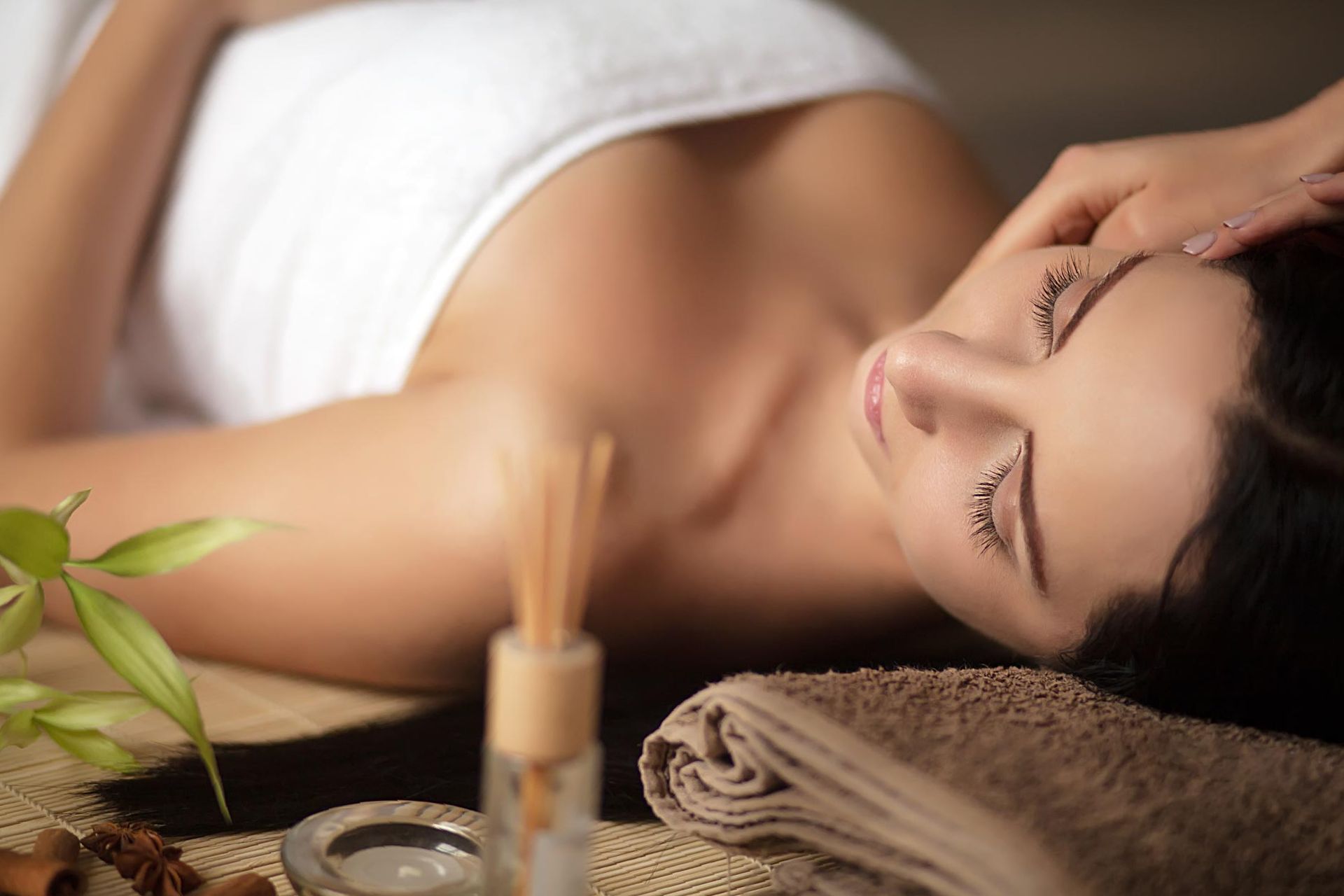 Eine Frau bekommt in einem Spa eine Massage.