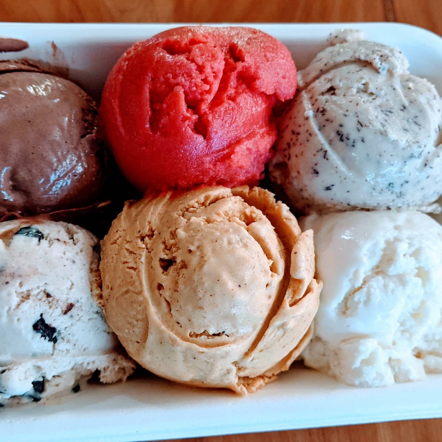 A tray of ice cream scoops of different flavors