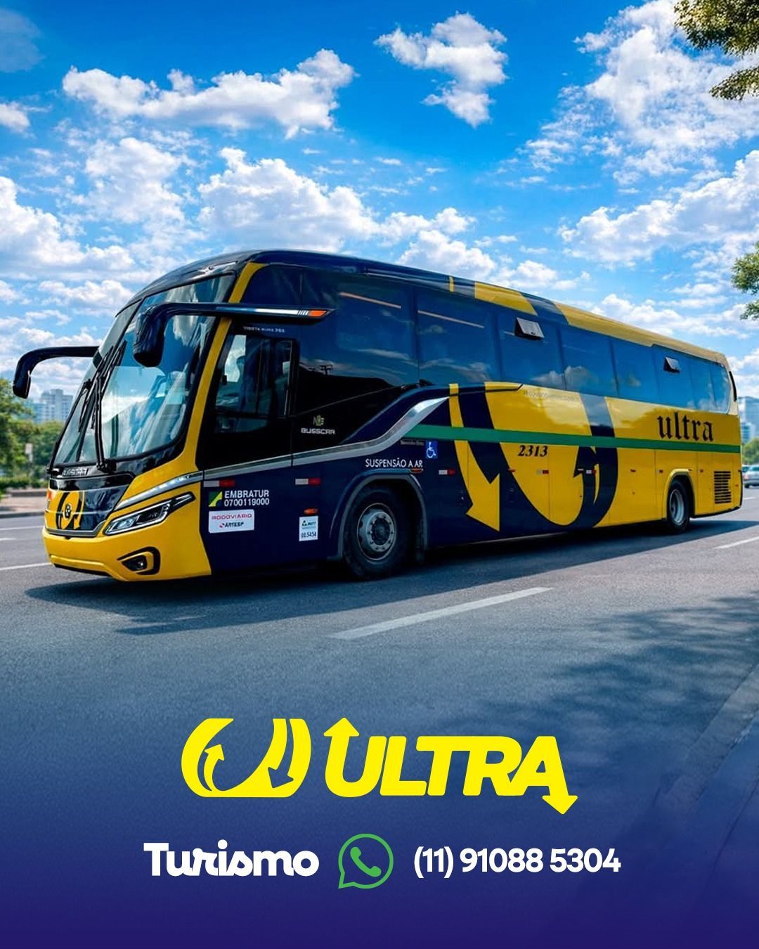 Ônibus de turismo amarelo ULTRA estacionado ao ar livre sob um céu azul.