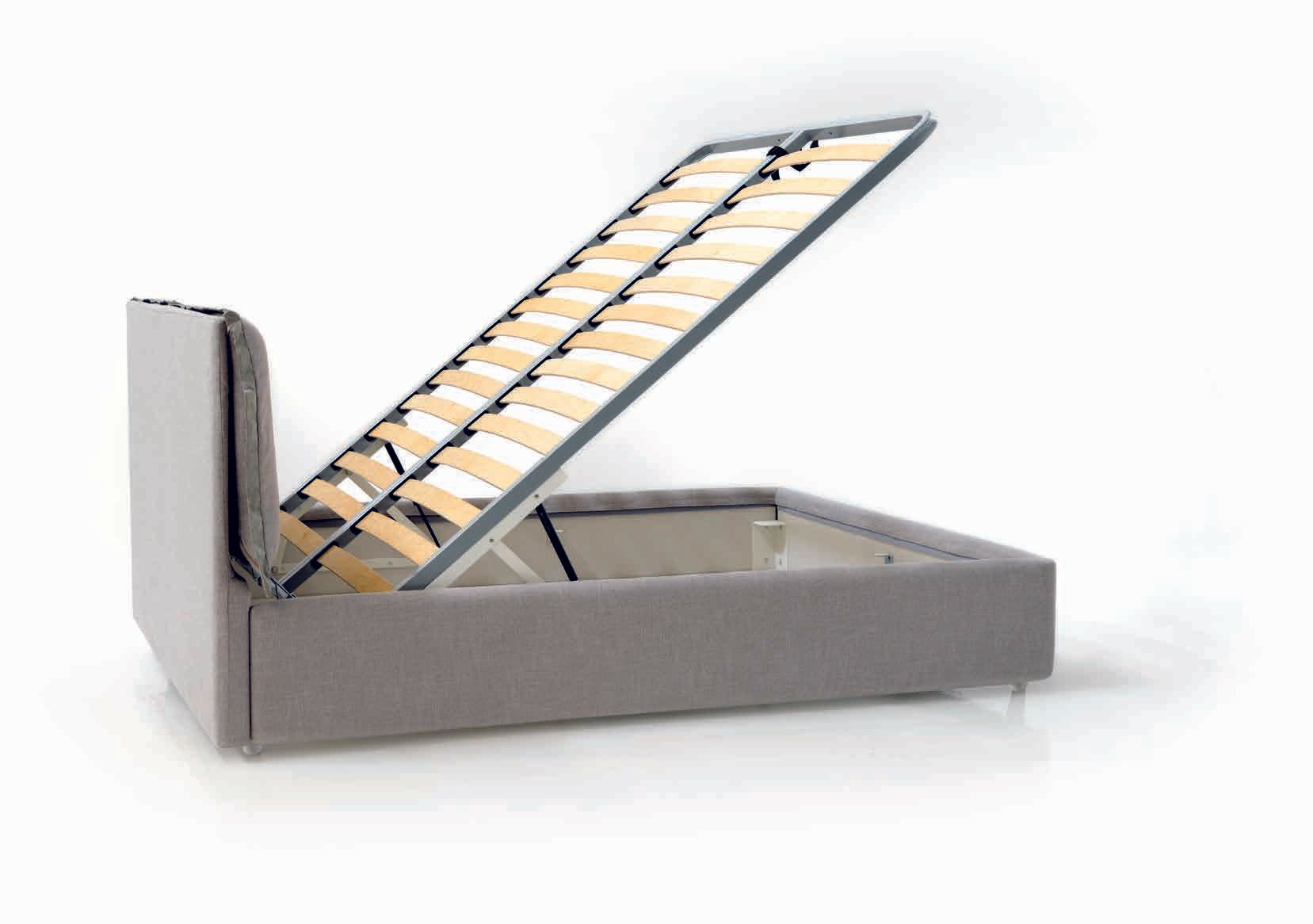 Letto contenitore imbottito grigio con parte superiore aperta, che rivela doghe in legno e spazio interno.