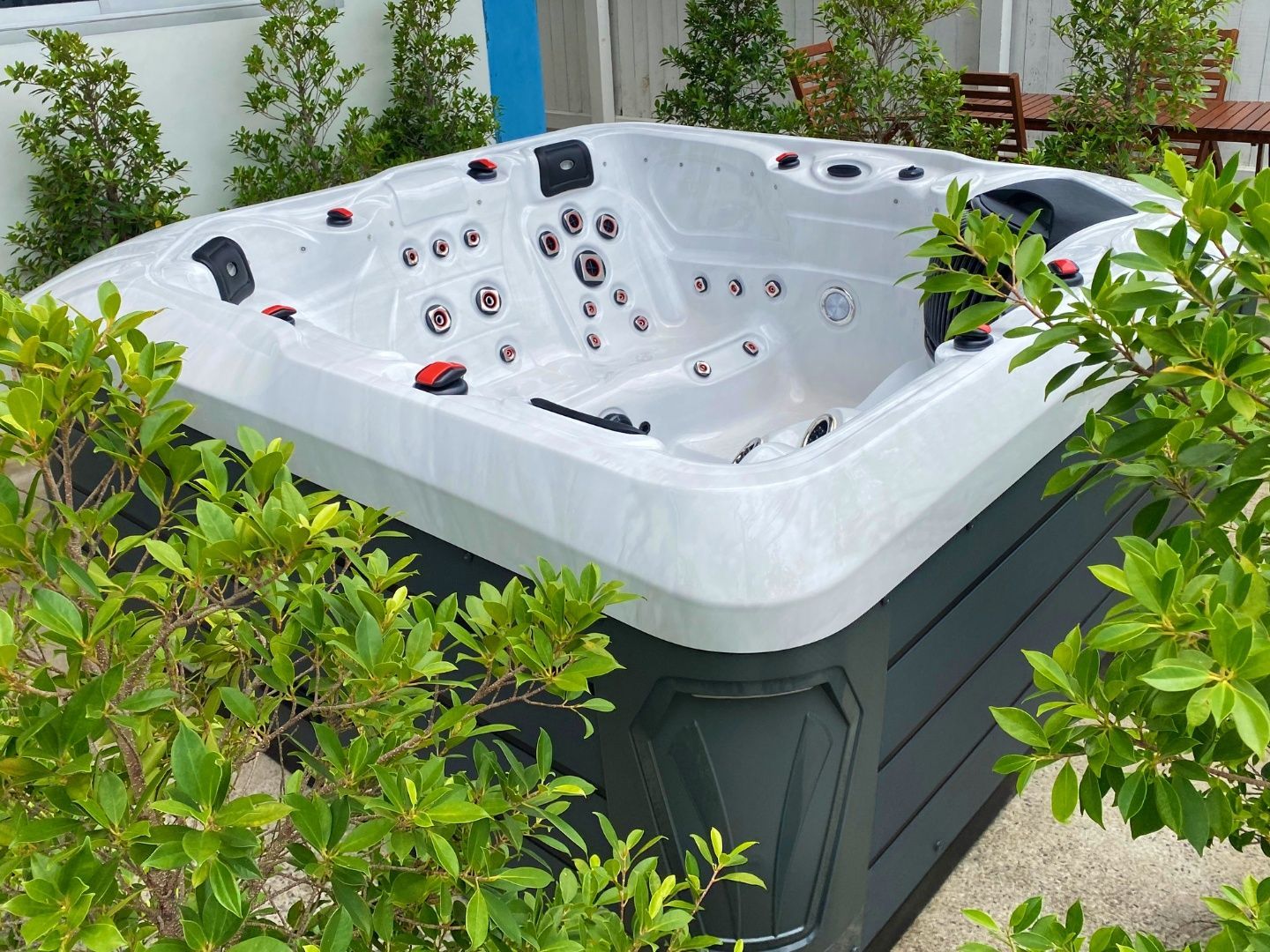 Q&G Hot Tub and Swim Spa, beautiful glossy always new modern acrylic hot tub. hot tub to buy in bangkok thailand, which hot tub company is the best in Thailand bangkok, hot tub delivery and installation in thailand.