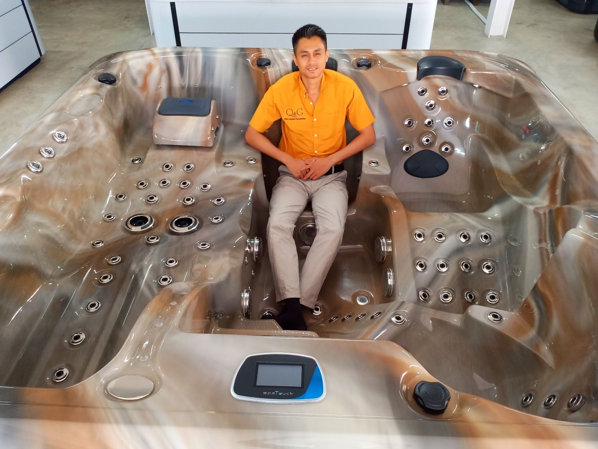 ภาพแสดงที่นั่งกลางอ่างน้ำร้อน รุ่น Rain Forest พร้อมระดับน้ำลึกถึงช่วงหน้าอก และระบบเจ็ตนวดรอบตัว