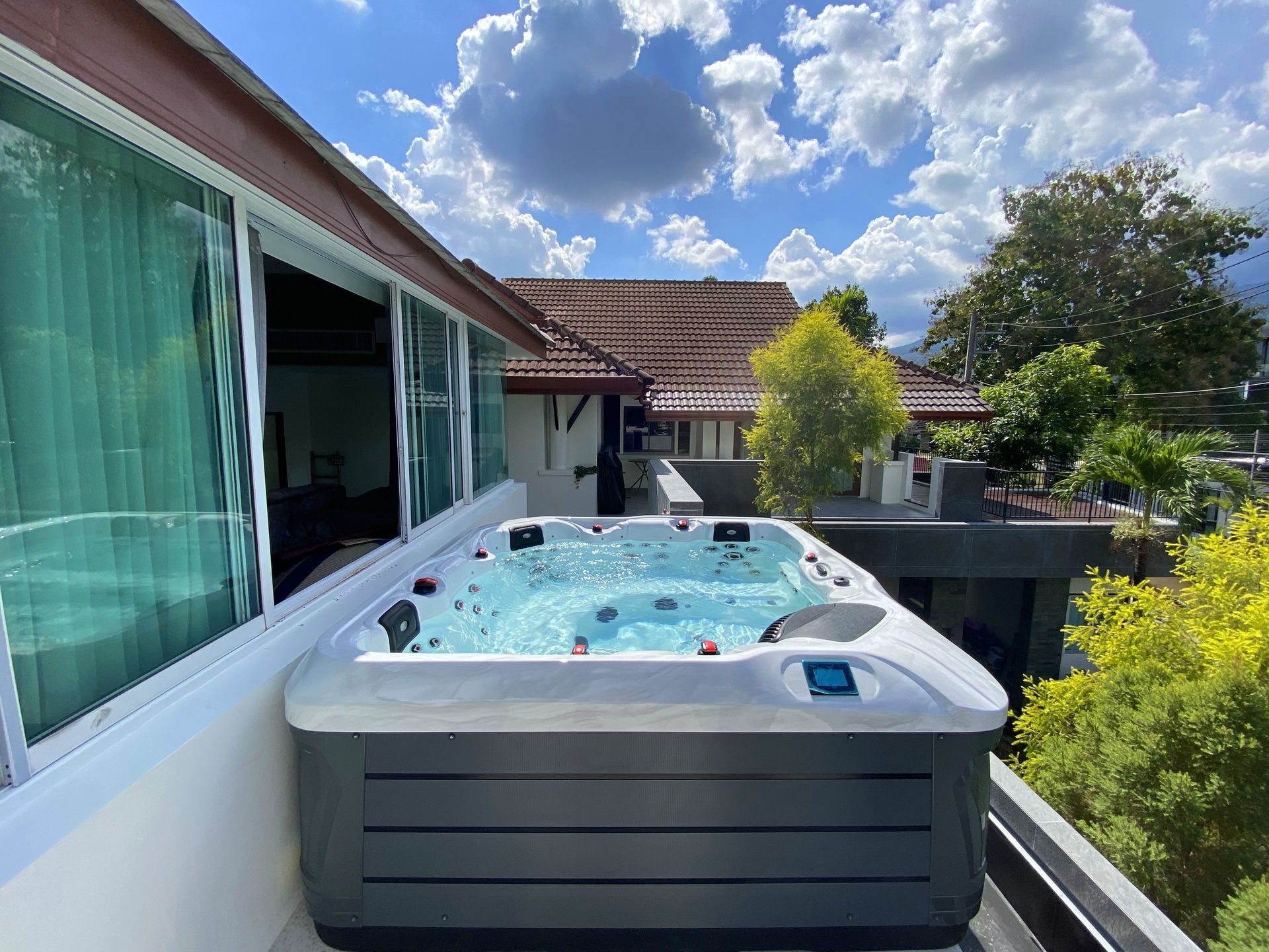 Q&G outdoor hot tub design showing one lounger and four seats suitable for a four-person family
