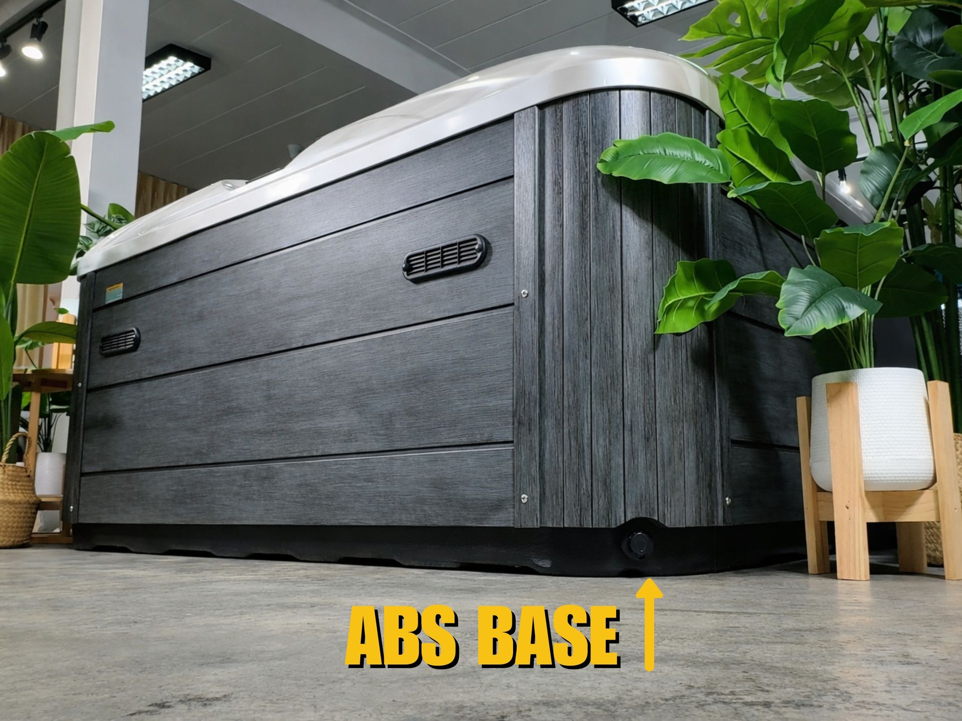 ฐาน ABS สีดำใต้อ่างน้ำร้อน ช่วยป้องกันความชื้นและเพิ่มความแข็งแรงโครงสร้าง
